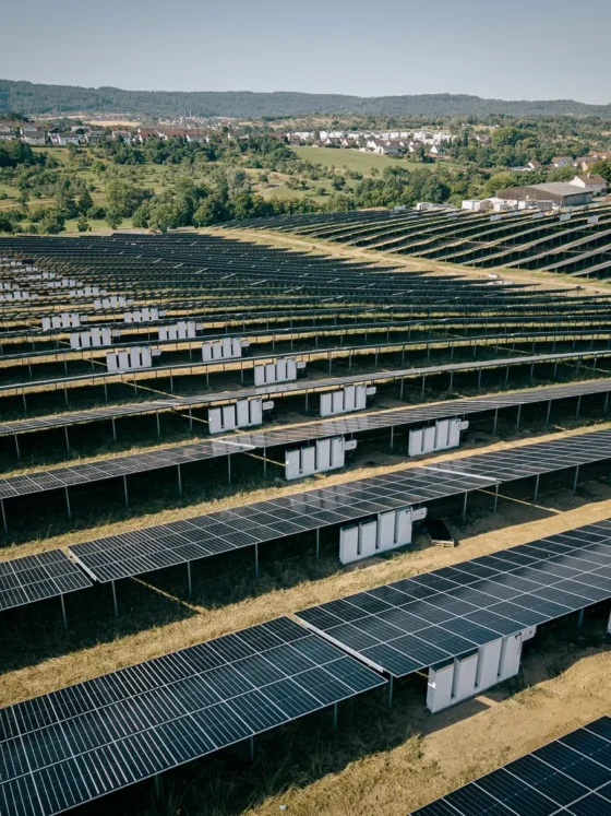 Batterij naast het paneel: wat een Duits zonnepark leert over slimmer opslaan